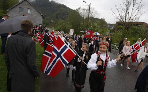 FLAGG, SMIL OG GLEDE: Barnetoget på Norge sin nasjonaldag. (Video: Charles Hauge. Foto: Frank Waal)
