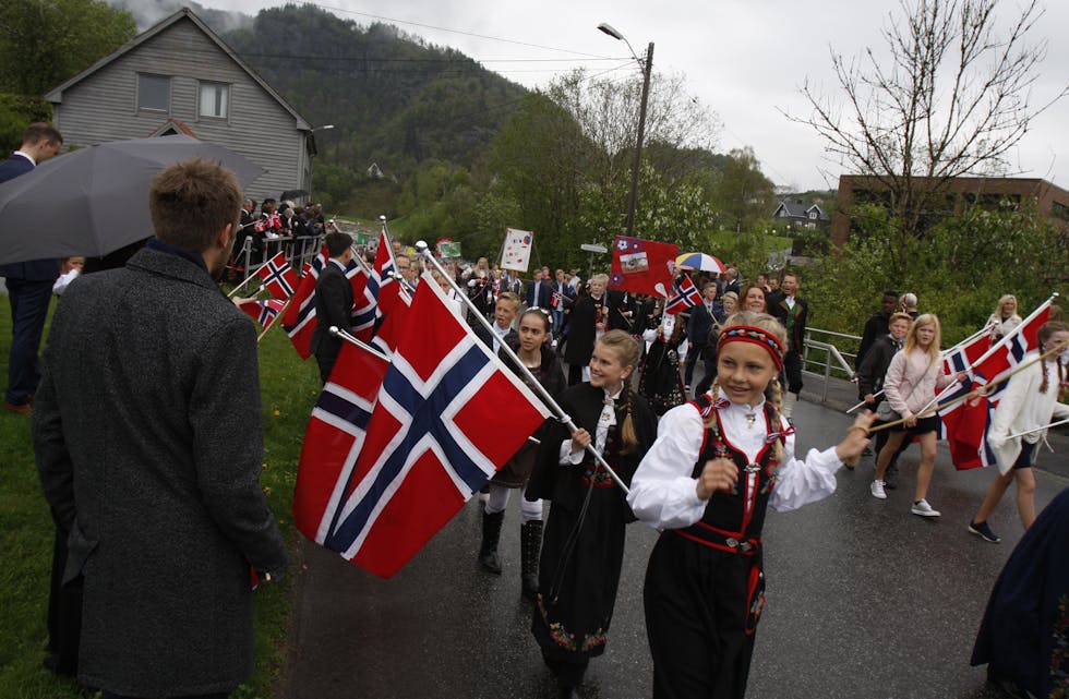 FLAGG, SMIL OG GLEDE: Barnetoget på Norge sin nasjonaldag. (Video: Charles Hauge. Foto: Frank Waal)