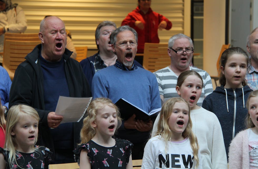 Både unge, vaksne og eldre syng saman på den spesiallaga songen ”Folkets Hus”. Foto: Ingvil Bakka.