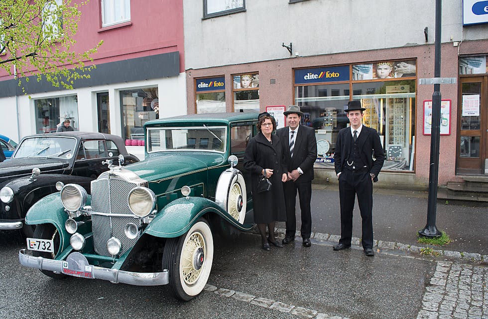 OPPDRESSA: Familien Ødemotland frå Nærbø hadde på seg klede frå 1930-talet, og stod i god stil til bilen sin, ein Packard 902 Club Sedan frå 1932. (Foto: Siri Åbø Wiersen)
