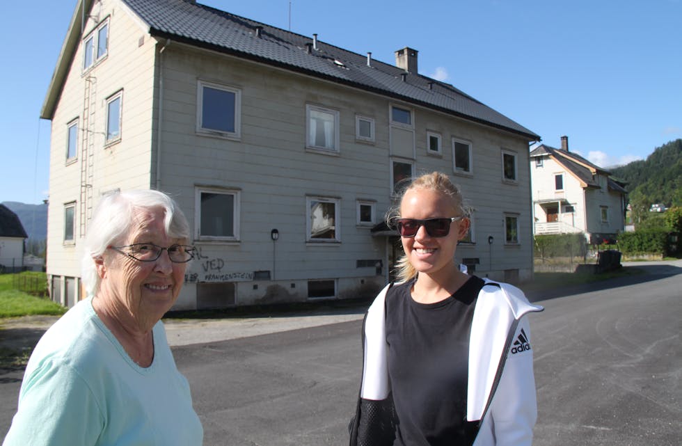Kommunen har selt det tidlegare sosialbustadbygget Åbø 2. To av dei næraste naboane, Inger Johanne Kirkevold (til venstre) og Cecilie Klungtveit, er glade for at det endeleg skjer noko med det sterkt forfalne bygget og er spente på resultatet. Foto: Ingvil Bakka.