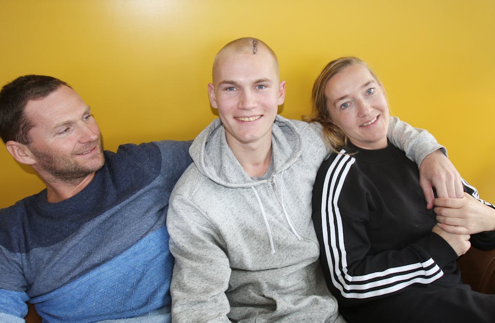 ENDELEG HEIME: André Aabø Hansen svevde mellom liv og død etter fallulukka i juni. I dag er han endeleg heime igjen i Sauda, hos pappa Frank Hansen og mamma Janne Margrethe Aabø. (Foto: Ingvil Bakka)