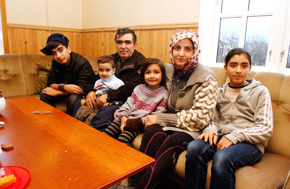 I SAUDA: Den afghanske familien Ihrari håper på opphaldstillatelse i Norge. Frå venstre: Hamim, Abdal, Ismal, Soorah, Deljan og Maidah. (Foto: Frank Waal)