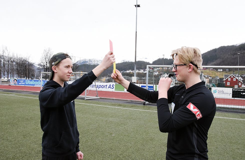 Mathias Hystad Gudbrandsen (til venstre) og Eivind Hustveit gler seg til å prøve seg som dommarar i seriekampar. Etter kvart håper dei å bryne seg på høgare nivå enn aldersbestemte klassar. Foto: Even Emberland.