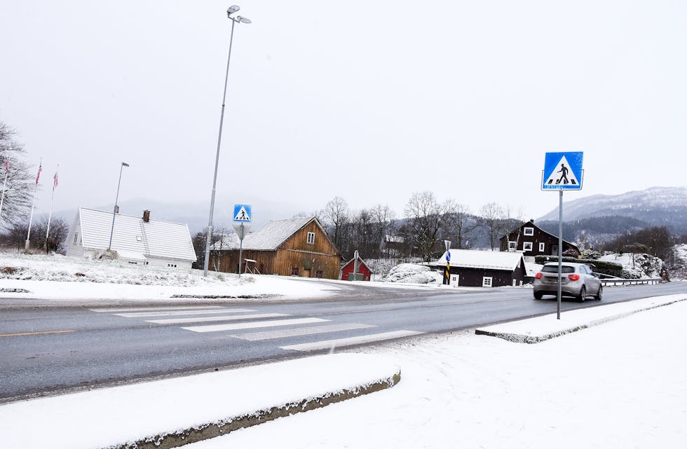 Gangfeltet ved Risvoll skule, samt krysset kor du kan ta til Sauda Fjordhotell skal utbetrast for éin million kroner i 2019. Foto: Even Emberland.