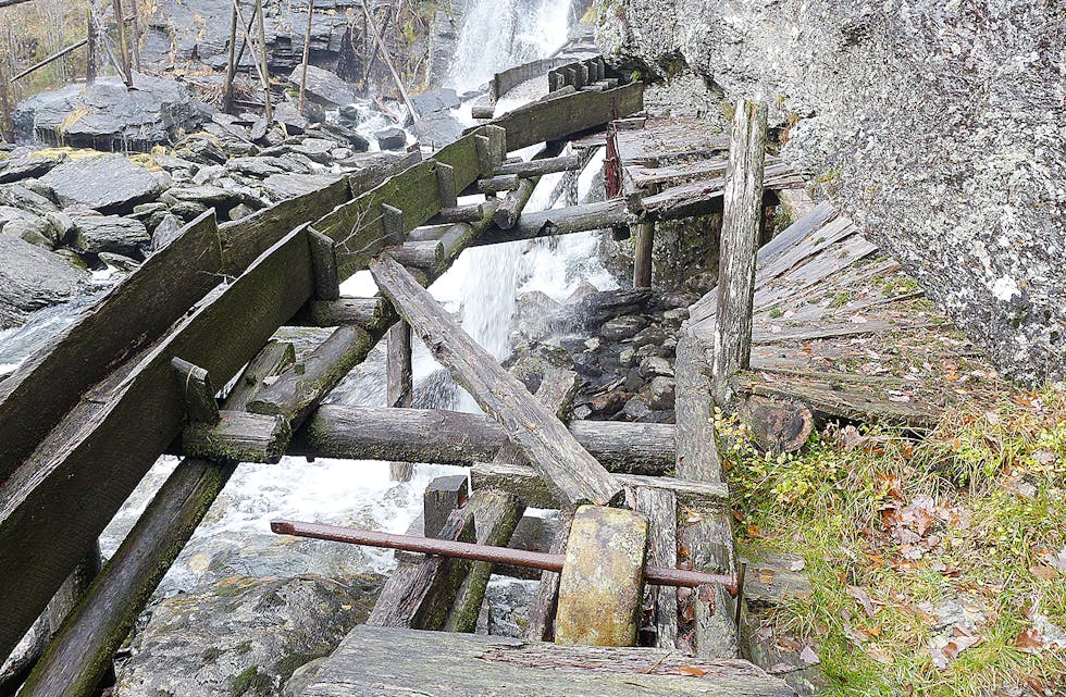 Like ved Jonegarden på Hustveit finn ein Kvednafossen, med blant anna kvernhus, korntørke og sag. Ein turgåar reagerer på forfallet. Foto: Ryfylke-tipsar.