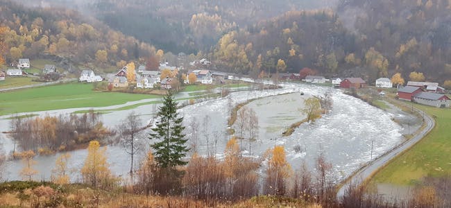 Søndag klarte ikkje magasina til Saudefaldene å fange opp meir vatn. Då fløymde elva over i Hellandsbygd. MMS-foto: Ivar Johannes Handeland.