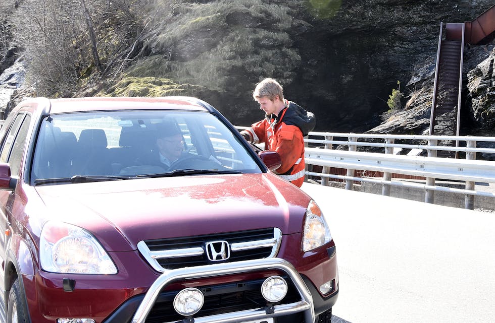 Tysdag blei samtlige køyretøy stoppa ved Svandalsfossen, kor det blei registrert kor dei skulle reise til om dei var på veg ut frå Sauda, eller kor dei kom frå, om dei var på veg inn til Sauda. Mathias Hølland i Forskaling AS var blant dei som delte ut infoskriv og skreiv ned kor trafikantane kom frå, på veg inn til Sauda. Foto: Even Emberland.