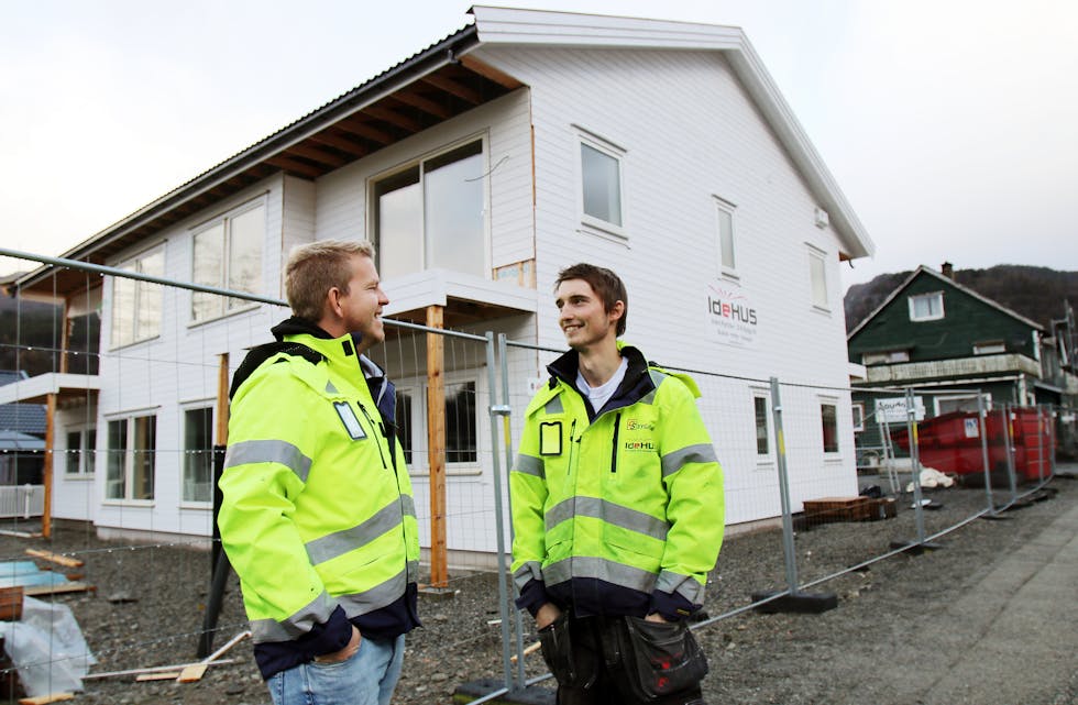 Dagleg leiar Vidar Jensen (til venstre) og tømrar Vegar Aabø i D-S Bygg har travle dagar. I bakgrunnen er leilegheitsprosjektet firmaet bygger på Åbø. Foto: Frank Waal.