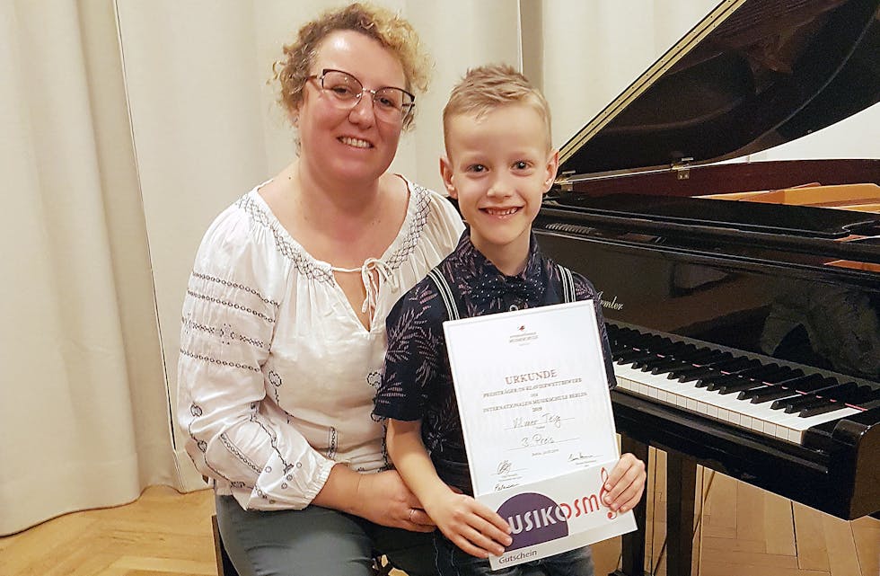 Vilmer Teig har hatt pianoundervisning med Inna Mazurova i halvanna år. I helga vann han tredjeplassen i ein internasjonal pianistkonkurranse. Foto: Privat.