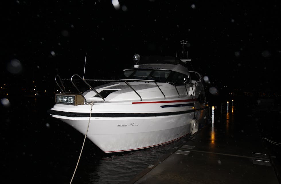 I SAUDA: Ein beredskapsbåt ligg i båthavna då Sauda er utan vegforbindelse laurdag kveld og natt til søndag. (Foto: Frank Waal)