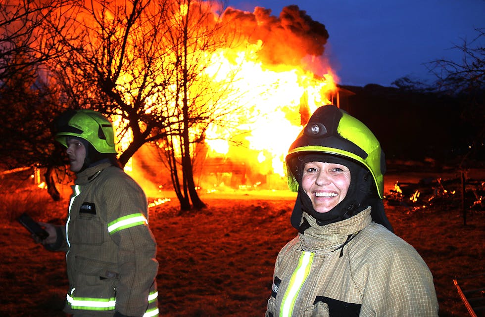 Lene Olsen Håheimsnes (39) var blant mannskapet som fekk testa seg i røykdykking før flammane fekk ta overhand i det gamle, grøne bustadhuset i ”Hålamosvingen”. Alle foto: Ingvil Bakka. 