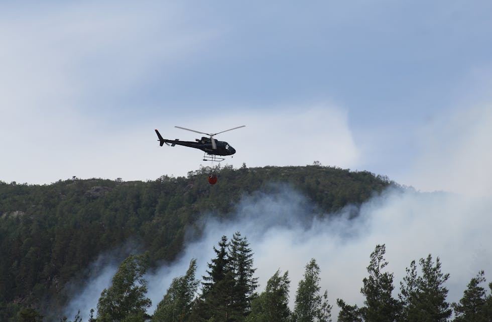 Mannskapet på dette helikopteret gjorde ein stor innsats for å få kontroll på skogbrannen i Sauda. Foto: Frank Waal.