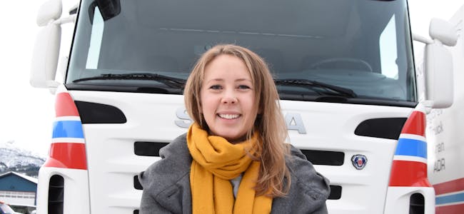 Christina Albreksten Stødle er den første kvinnelege yrkessjåførlæraren ved Sauda vidaregåande skule. Foto: Even Emberland.