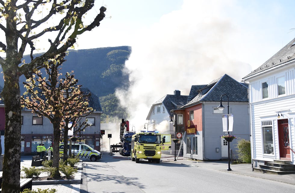 RÅDHUSGATA 29: Laurdag morgon byrja det å brenne i bygget Øyra bakeri held til i. (Foto: Even Emberland)