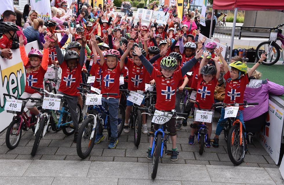FLEIRE HUNDRE: Til saman deltok 347 barn og unge, fordelt på ulike klassar, på Tour of Norway for kids i Sauda. (Foto: Robert Halladjian)