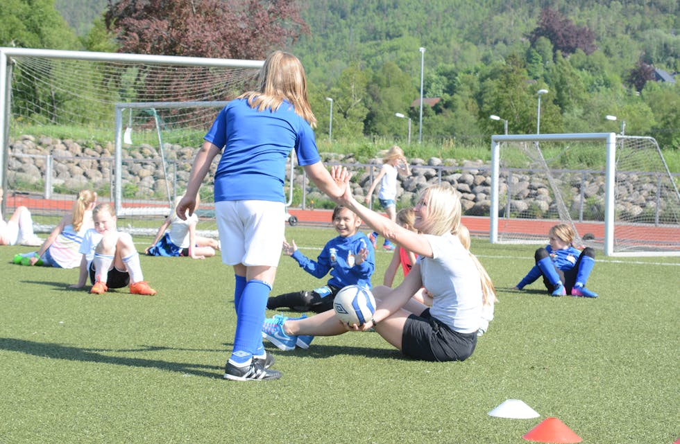 LEIK OG LATTER: Det er mykje leik når jenter 8 trenar under leiinga til Anne Kristine Kanestrøm. (Foto: Edd Meby)