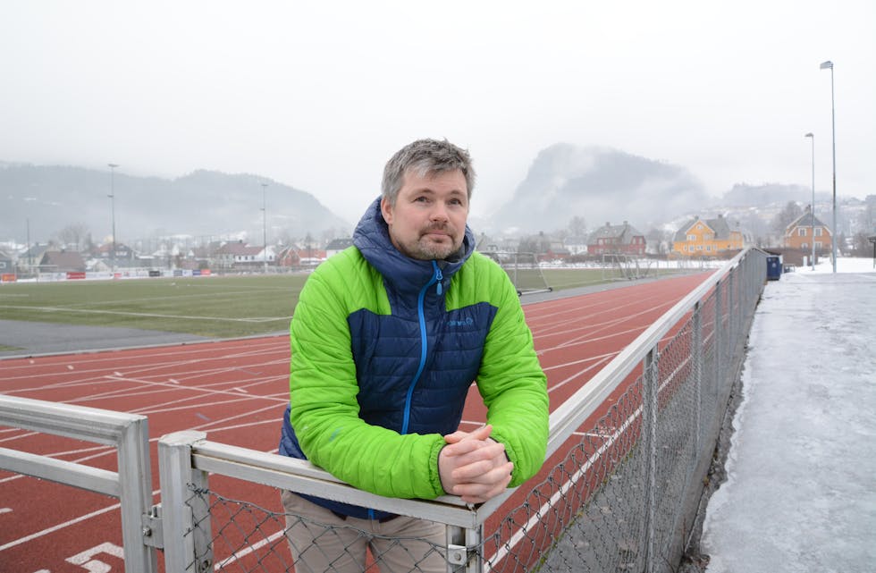 IKKJE MED: I konseptskissene til eit Arena Sauda, som blei lansert i fjor, var det tenkt eit allaktivitetshus på den gamle utebassengtomta. Men verken idrettslaget eller turnforeininga liker planane og har trekt seg ut. – Samarbeidet fungerte ikkje, seier Håvard Rosnes, leiar i Sauda IL. (Foto: Edd Meby)