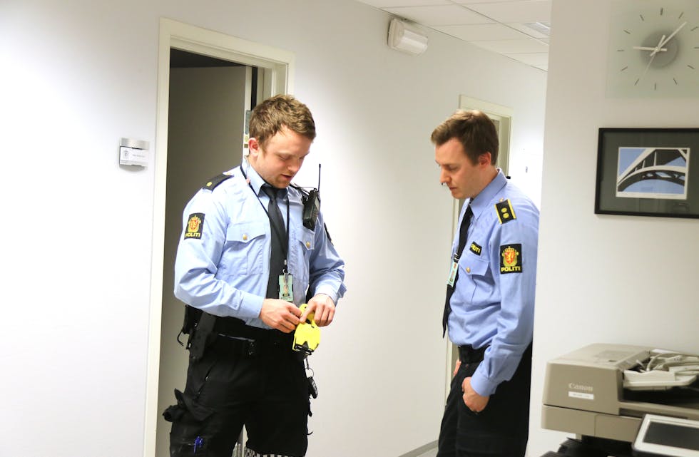 Politiet i Sauda er nå væpna med elektrosjokkvåpen. Målet er at våpenet kan bidra til å få lettare kontroll på utagerande personar, og å redusera risiko for skader. Foto: Ingvil Bakka.