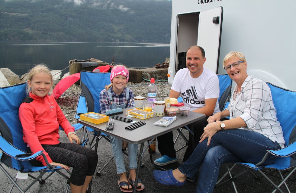 UTEFRUKOST: På Treaskjæret i Sauda kunne familien Maier nyte ein av få utefrukostar i Norge. Frå venstre: Katja, Nina, Stefan og Marlies. (Foto: Ingvil Bakka)