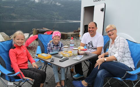 UTEFRUKOST: På Treaskjæret i Sauda kunne familien Maier nyte ein av få utefrukostar i Norge. Frå venstre: Katja, Nina, Stefan og Marlies. (Foto: Ingvil Bakka)