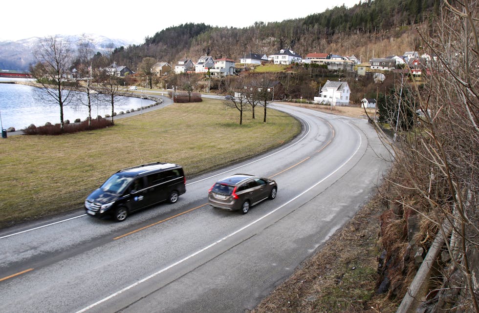Statens vegvesen vil plassere den nye vegtraseen på innsida av dagens trasé gjennom sjølve Fløgstadvika. Foto: Frank Waal.