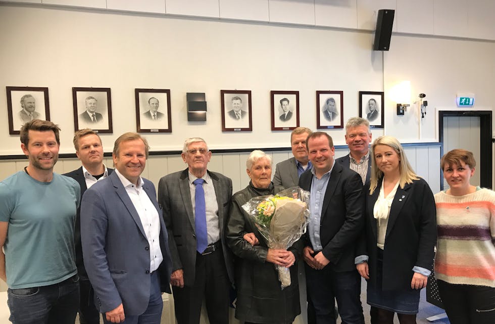 Eldsjelprisen 2018 blei delt ut i formannskapet torsdag. Frå venstre: Eirik Daniel Fatnes (Sp), Kristian Landro (KrF), Rune Kloster Tvedt (rådmann), Odd Wiik og Solveig Wiik (prisvinnarar), Asle Rafdal (Ap, varaordførar), Asbjørn Birkeland (Sp, ordførar), Dagfinn Birkeland (H), Lillian Nordengen (Sp) og Ingrid Hillestad (Ap). Foto: Ingvil Bakka.