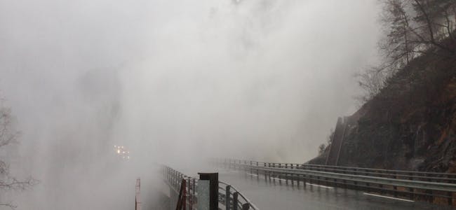 Regnet og dei store nedbørsmengdene gjer det naudsynt med manuell dirigering av trafikken ved Svandalsfossen. Bildet er frå ein regntung dag tidlegare. Arkivfoto.