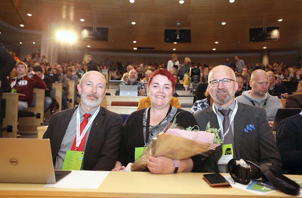 Lisa Jane Stornes blei tildelt Gullepleprisen under NKUL-konferansen i Trondheim onsdag. 1700 pedagogar frå barnehagar, skular, høgskular og universitet deltok på konferansen. Her saman med prisutdelarane Øyvind Stengrundet (til venstre) og Ole Christian Wold, styremedlemmer i Norsk pedagogisk dataforening. Foto: Vidar Alfarnes.