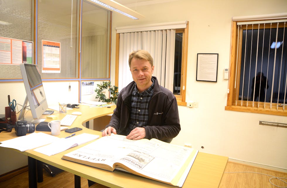 Heming Gujord har i tre år jobba med ei bok om Kjartan Fløgstad. I desember 2016 jobba litteraturforskaren seg gjennom 90 årgangar med Ryfylke for å finne stoff om saudaforfattaren. Foto: Edd Meby.