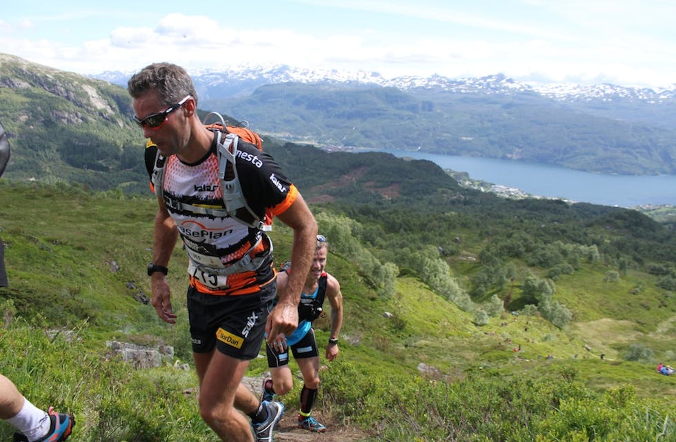 Thomas Alsgaard stiller i sherpaklassen i årets Hovlandsnuten Opp. Då blir sekken betydeleg tyngre enn på bildet, som er fra 2014-utgåva av løpet. Foto: Yolanda Dirksen, Hovlandsnuten Opp.