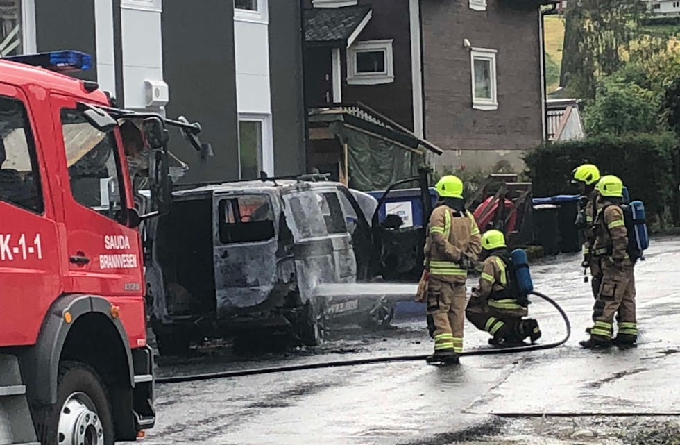 Det begynte å brenne i ein bil, med tilhøyrande smell og flammar, på Åbøland like før klokka 18. Naudetatane fekk raskt kontroll på staden. Foto: Even Emberland.