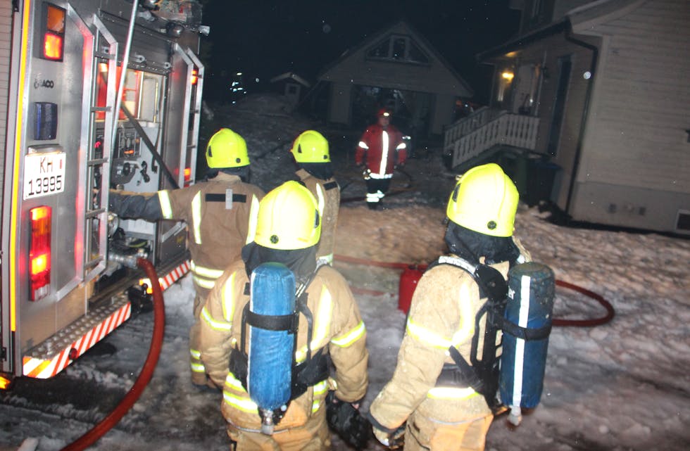 MANGE I AKSJON: Brannvesenet rykka ut med   tolv-tretten mann til garasjebrannen på Rustå. (Foto: Ingvil Bakka)