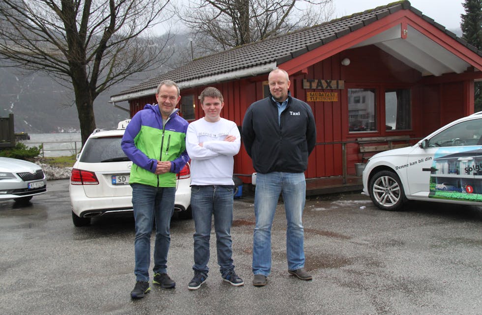 Fleirtalet av dei lokale drosjesjåførane kan frakte opp til åtte passasjerar. Leiar av Sauda Drosjesentral, Jarle Kvaløy (til høgre), ber Kolumbus droppe 16-seterskravet når "Hent meg" skal ut på anbod. Frå venstre, sjåførane Kåre Amdal og Aleksander Helland. Foto: Frank Waal.