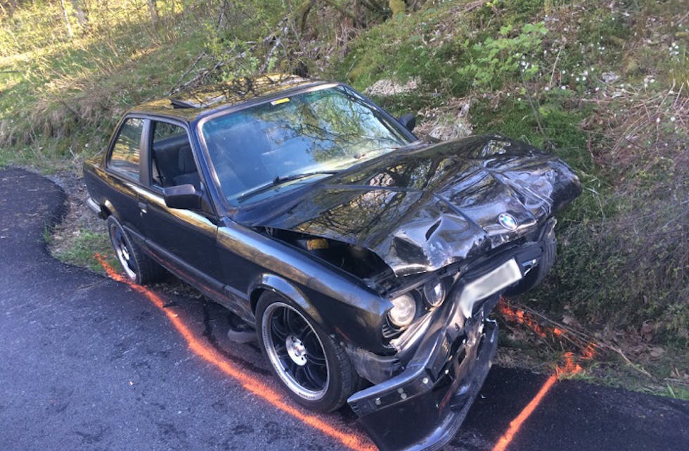 KRAFTIG TRØKK: Begge bilane fekk store skader i fronten. (Foto: Ryfylke-tipsar)