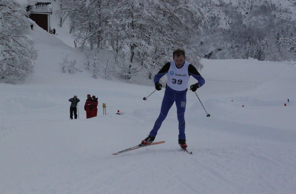 SNØHELG: Deltakarane i årets Saudasprinten, mellom dei Ola Martin Øverland, hadde meir enn nok snø å gå på i Slettedalen. (Foto: Arvid Horpestad)