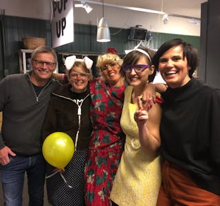 UTE PÅ VIFT: Tre av dei fargerike damene frå Fargerike besøkte mellom anna Kjetil og Åse Marie Aartun (til høgre) hos Companiet Outlet under Damenes aften. (Foto Privat)