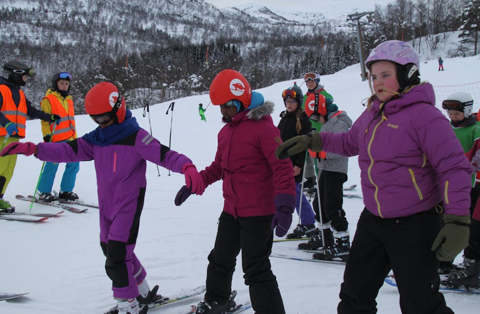 Jihan Mohammud, Asisa Mohammud og Maja Sofie Fosstveit er her klare for å setta utfor alpinbakken. Jentene har aldri før hatt slalåmski på beina. Foto: Ingvil Bakka.