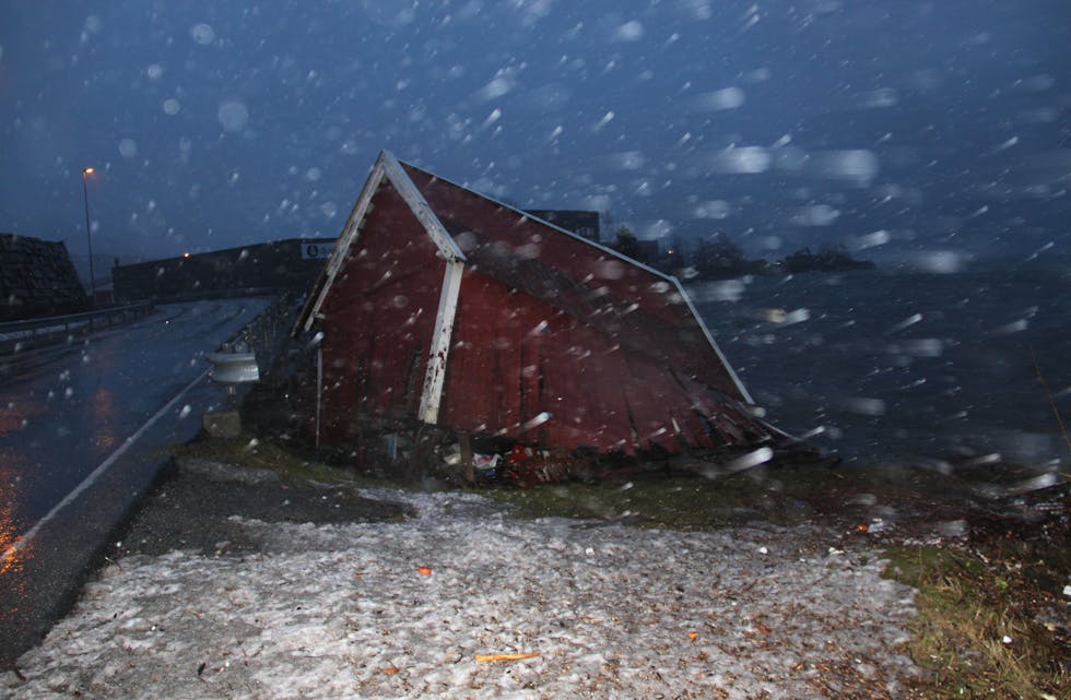 TATT AV STORMEN: Naustet  som ligg mellom Treskjæret og Fyrsvingen låg delvis i sjøen då biletet blei tatt i 15.30-tida laurdag. (Foto: Ingvil Bakka)