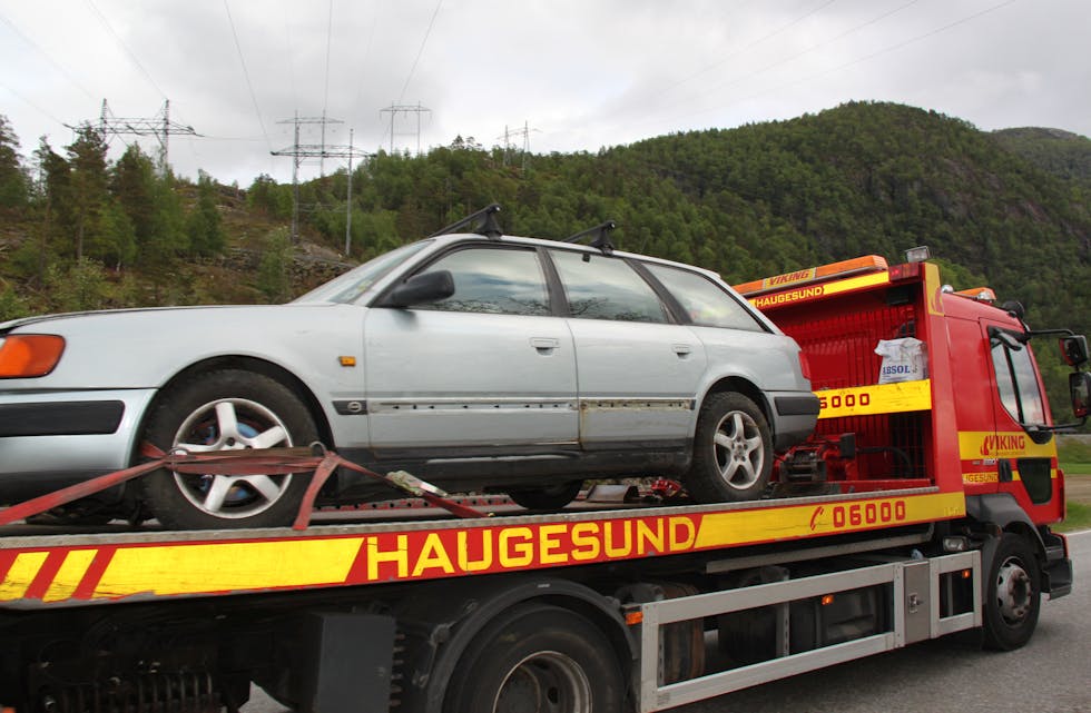 FLUKTBIL: Den grå Audi stasjonsvogn-bilen blei kjørt vekk i 19.30-tida. (Foto: Ingvil Bakka)