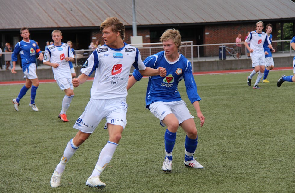 TAPTE: Kristian Stråbø (i blått, nærast kamera) og lagkameratane hans fekk det tøft mot FKH 3 i fotballkampen på Sauda stadion idag, laurdag. Resultatet blei 8-0 til gjestane.