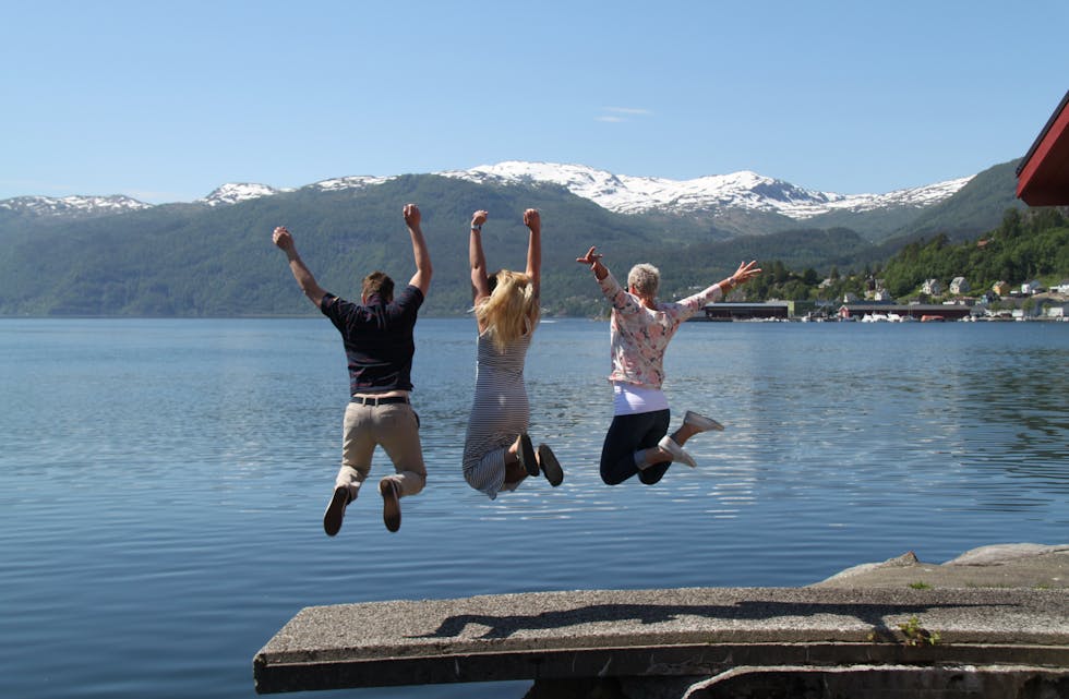 HURRA: Ryfylkes Tore Bastlien Dahl, Siri Åbø Wiersen og Bente Rasmussen klarte ikkje styra si begeistring over det flotte sommarvêret. (Foto: Ingvil Bakka)