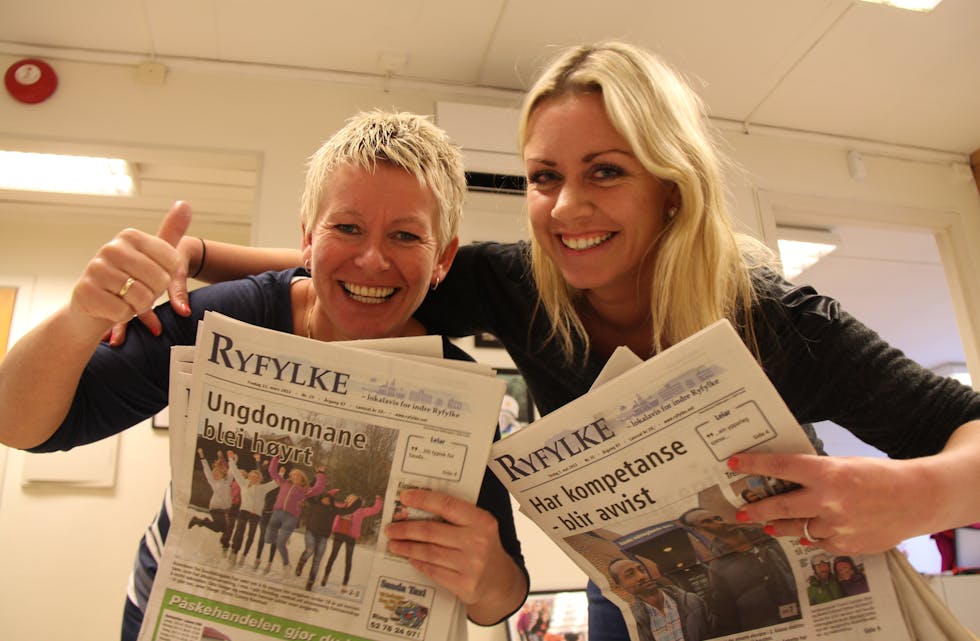 STOR OPPTUR: Abonnementsansvarleg Bente Rasmussen (til venstre) og redaktør Linda Merethe Lie jublar over at Ryfylke har greidd å snu minus 97 i 2012 til pluss 103 i 2013. (Foto: Ingvil Bakka)