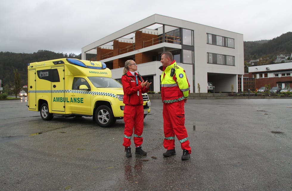 Knut Morten Ask og Maiken Frette Birkeland er to av dei åtte ambulansetilsette som snart kan ta i bruk den nye ambulansestasjonen på Vangsnes. Foto: Frank Waal.