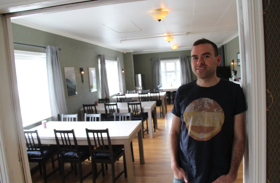 Fredrik Nibe er frå Bærum, men født i Tromsø og utdanna innan video. Nå satsar han med hotell og pub på Grand. Foto: Frank Waal.