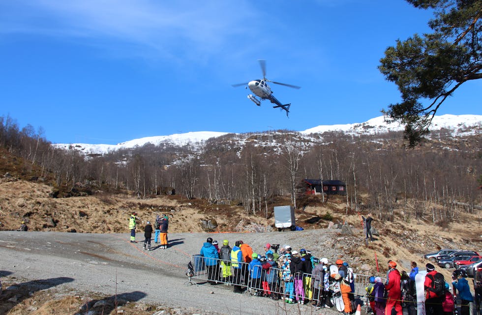 KØ: Tysdag føremiddag stod ivrige påsketuristar klar for å nytte seg av helikoptera til å kome opp til snøen. (Foto: Julie Arnfred Bojesen)