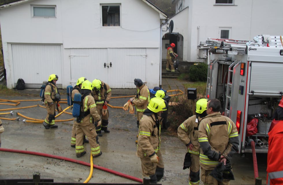 Brannen skal ha starta på ein komfyr i ein kjellarhybel. Brannvesenet rykka ut med fullt mannskap. Foto: Ingvil Bakka.