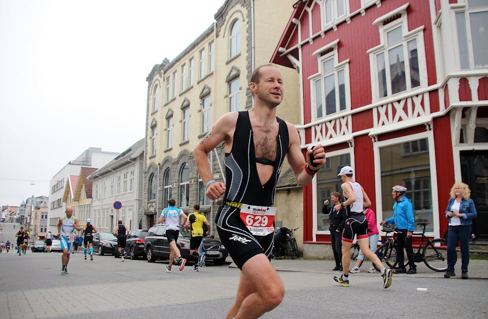 SISTE ETAPPE: Asbjørn Skoglund deltok søndag i Ironman-konkurransen i Haugeund. Her frå løpsetappen i Haugesund sentrum. (Foto: Yvonne Herheim)