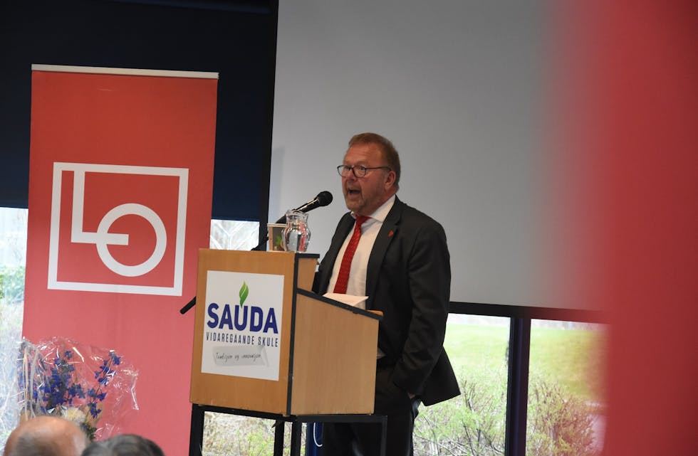 Jan Olav Andersen, leiar av EL og IT Forbundet, var hovudtalaren under 1. mai-arrangementet i Sauda. Foto: Even Emberland.