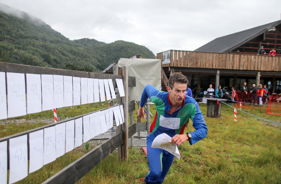 Jarle Solbakken veksla først etter at startetappen i årets KM-stafett var unnagjort. Her har han akkurat plukka ned kartet som andremann Lars Helge Løland skal få med seg ut på sin etappe. Foto: Knut Atle Seim.